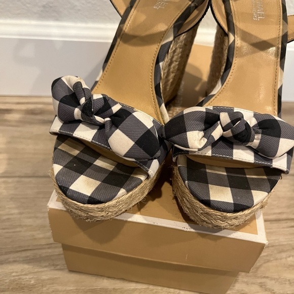 Michael Kors Woman Black/ White Classic Bow Front Platform Sandals, Size… - Picture 3 of 7